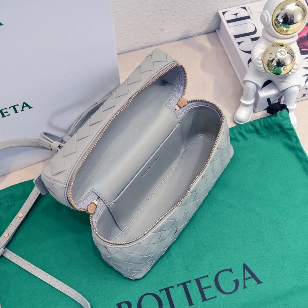 Batch 1360 Bottega Veneta 24 spring and summer woven zipper crossbody bag. A crossbody bag that can be used as a cosmetic bag. The exquisite weaving and compact body are an indispensable accessory for the upcoming summer. The double zipper also better protects the bag. It has a large capacity. If you like it, don’t miss it. Style number: 9109 Size: 22*12.5*5cm